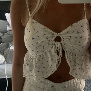 Linne från Bikbok - Superfint blommigt linne från bikbok. Säljer då det inte kommer till användning. 
