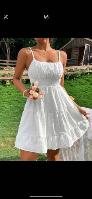 Vit klänning - Publicerar denna igen pågrund av oseriös köpare, klänning från SHEIN storlek S, aldrig använd