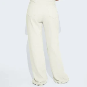 Beiga jeans - Beiga jeans från BikBok, storlek W26 L32. Säljer då dom blivit för små. Dom är i fint skick! Nypriset är 600kr