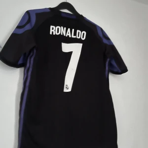 Ronaldo tröja real Madrid  - 2017 tröja, väldigt sällsynt i storlek S  Finns att hämta i Örebro eller fraktas 