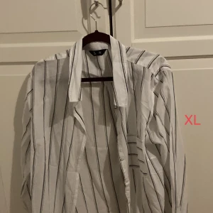 Skjortor - Tre snygga skjortor som är i väldigt bra skick! Alla skjortorna säljs för 50 kr styck. Alla storlekar finns på bilderna! För mer bilder kontakta!