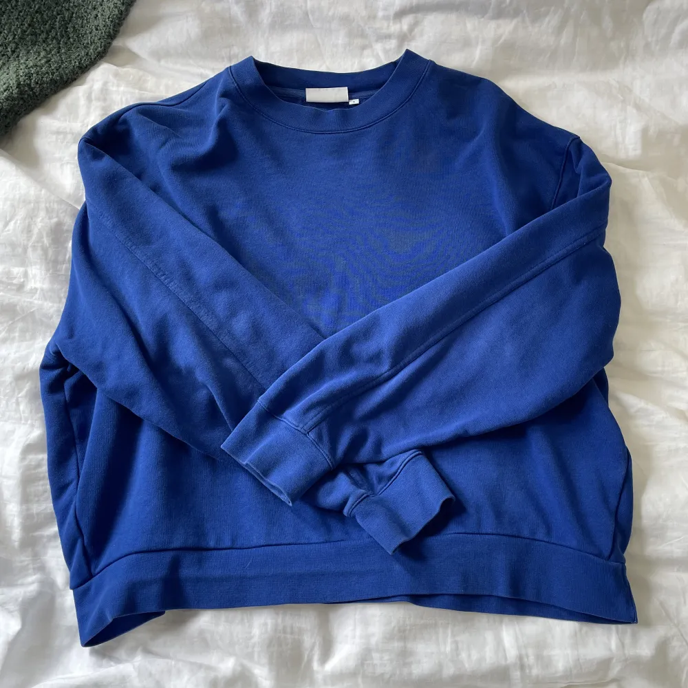 fin blå sweatshirt från Weekday💙. Tröjor & Koftor.
