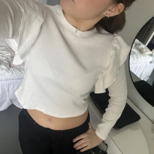 Topp zara - Så söt topp från zara som är ribbad och har volanger vid axlarna! Den är i storlek 164cm från barnavdelningen men sitter som en S!