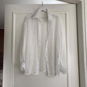Oversized Transparant skjorta i stl M, supersnygg till stranden eller bara som en detalj i outfiten! 🤍