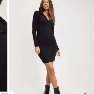 Svart ribbad långärmad klänning - Svart långärmad klänning i ribbat material med krage och v-ringning. Superfint skick endast använd 1 gång!  Skriv vid fler bilder eller intresse🤍