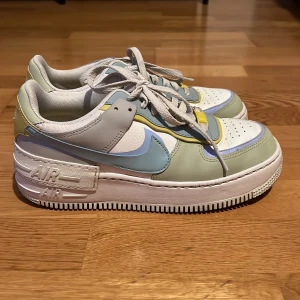 Nike airforce storlek 39 - Knappt använda Nike airforce i storlek 39!