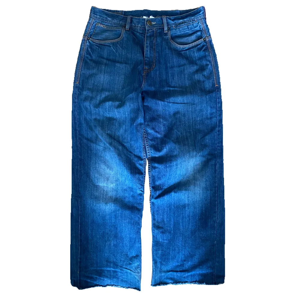 Vintage baggy G-Unit jeans från 2000-talet med broderi på bakfickorna. Jeansen är i bra skick men klippta där nere som man kan se på bilderna. Känn dig fri att fråga om du undrar något!. Jeans & Byxor.