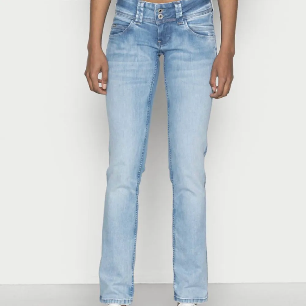 Säljer mina ljusblå pepe jeans storlek 24x32 ⚠️LÅNADE BILDER ⚠️  Skriv för egna bilder😊😊 Har i modellen STRAIGT med egen slit klippning så de går ut med kan visa bild  (fin klippt/ser normalt ut). Jeans & Byxor.