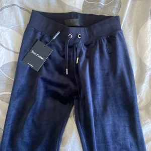 juicy byxor  - Aldrig använda bara testade. storlek xs, färg night sky, mid rise. skriv för mer information eller bilder. original pris 999kr