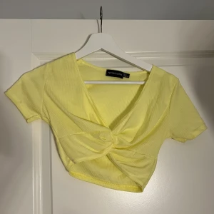 Topp - Gul gullig topp! Tyvärr för liten för mig.  Aldrig använd.