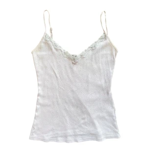 y2k linne - sött puderrosa linne med spets och rosett. Någorlunda nopprig. Köparen står för frakt. Använd gärna ”köp nu” <3