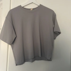 Oversized t shirt  - Grå/Blå oversized t shirt. Lite croppad. Snygga ärmar. Knappt använd 