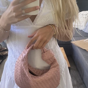 Bottega Veneta liknande väska  - Drömmigaste väskan i finaste färgen, säljer då den inte kommer till användning! Knappt använd och i helt nytt skick🥰