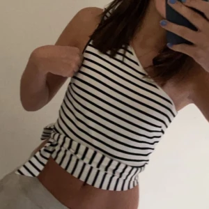 Festtopp  - Jätte cool fest topp som aldirg kommer till användning så jag säljer den. Knappt använd. Köparen står för frakt❣️❣️ 