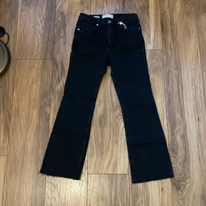 svarta jeans boot - aldrig använda och dem säljs eftersom att dem är för små för mig! köptes för 400 på mango och har prislappen kvar