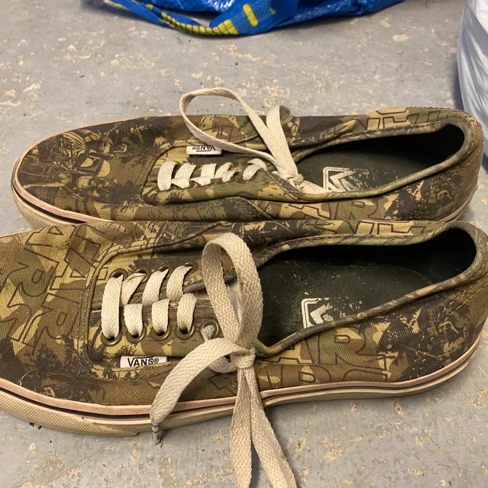 Vans skor med starwars tryck, använda men bra skick . Skor.