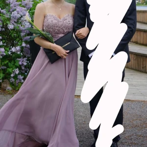 Balklänning  - Säljer min balklänning ifrån dressingroom Linné i Göteborg. Köpt för 3000kr och är använd en kväll. Inga fläckar eller slitningar. Finns även tunna band till i samma lila färg. Klänningen är uppsydd till att passa mig som är 160cm och hade en klack på 7cm