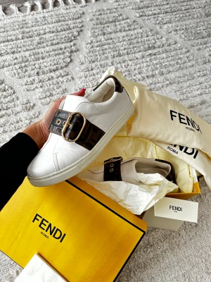 Fendi - Jätte fina Fendi skor i bra skick! Alla tillbehör finns kvar så som kartong och dustbags samt kvitto. Nypris på dem 7100kr.  Skorna är i storlek 36. 