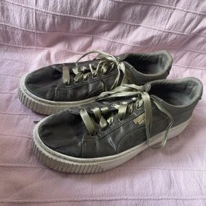 Puma sneakers - Mörkgröna skor med lite plattform! Lite smutsiga men annars bra kvalite!