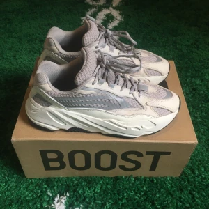 Yeezy 700 v2 static - Size US 8 = EU 41 1/3. Condition 8/10. All original except tags. Please send a message before buying.