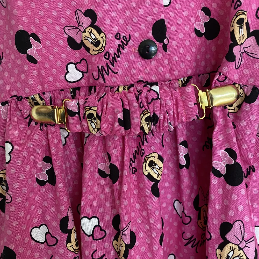 Beautiful Disney Princess Minnie Mouse dress. Never worn. The size is a US 1, meaning 1 year.   Cat in home.. Klänningar.