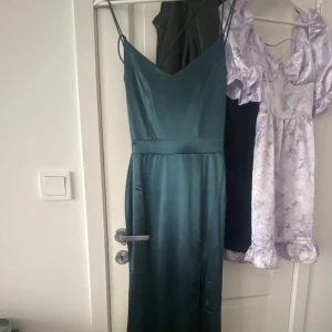 Balklänning - Bara provad, passade inte riktigt mig. Klicka gärna på köp nu om de inte är något som man vill prata om!! Klänningen kostade 1099 på hemsidan. Pris kan diskuteras 