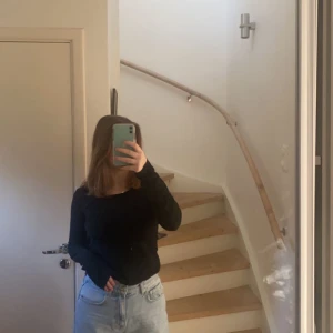 Gina jeans - Säljer mina super fina jeans med hål i från Gina is storlek M.  Dom är helt slutsålda och endast använda 2 gånger Nypris är 500 och jag säljer dom för 420