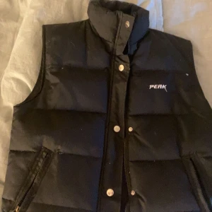 Peak bäst  - En retro peak väst i bra skick, ingen aning vilken storlek men passar bra på mig som är en strl M