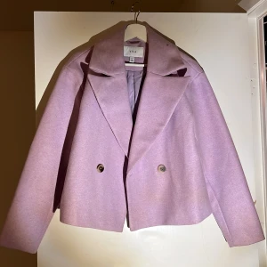 Vår jacka - Lila/rosa vårjacka. Använd 1 gång. Köpare betalar frakt. 