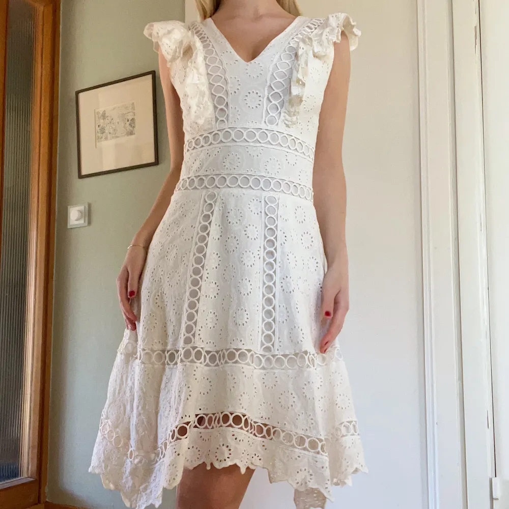 Säljer denna underbara vita klänning, perfekt till student/konfirmation eller liknande🤍 endast använd 1 gång så vädligt fint skick🫶🏼. Klänningar.