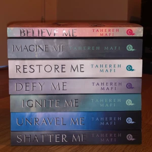 Shatter me book series - The full book series of the popular shatter me series (English books)  the shipping is on the buyer