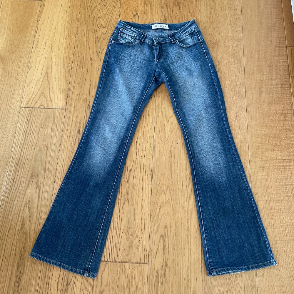 Ett par lågmidjade bootcut jenas från märket ”Revers Jens”. Står storlek 38/M men skulle säga att de passar mer in på storlek 36/s. Säljer eftersom det tyvärr är för små för mig. Kontakta mig gärna ang mått osv💓💓. Jeans & Byxor.