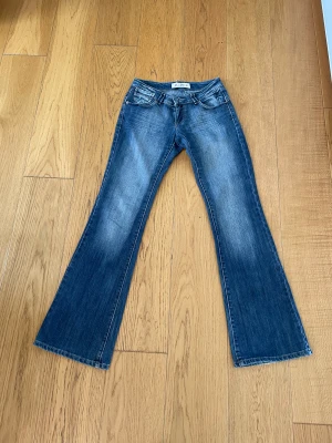Low waist Bootcut jeans - Ett par lågmidjade bootcut jenas från märket ”Revers Jens”. Står storlek 38/M men skulle säga att de passar mer in på storlek 36/s. Säljer eftersom det tyvärr är för små för mig. Kontakta mig gärna ang mått osv💓💓