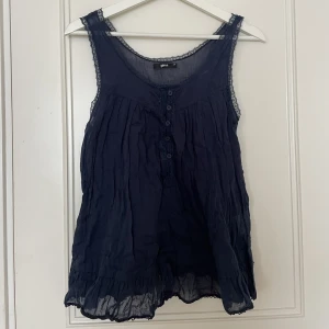 Linne - Mörkblått linne från Ginatricot i storlek 34