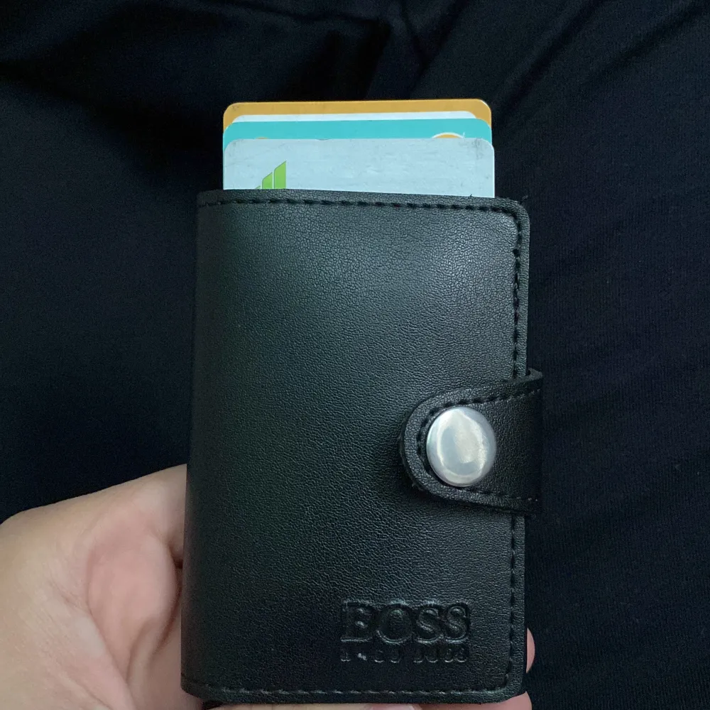 Snygg o stilig plånbok som tar inte så mycket plats i fickan. Accessoarer.