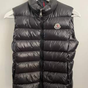 Säljer nu min fina Moncler Ghany väst i storlek 0 vilket motsvarar en xs. Den är köpt i nypris från Farfetch våren 2021 men är väldigt sparsamt använd. Super fint skick!! Pris kan diskuteras.