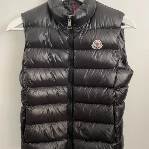 Moncler väst - Säljer nu min fina Moncler Ghany väst i storlek 0 vilket motsvarar en xs. Den är köpt i nypris från Farfetch våren 2021 men är väldigt sparsamt använd. Super fint skick!! Pris kan diskuteras.