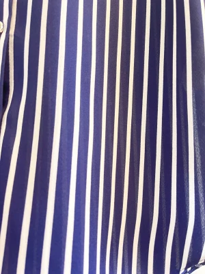 Randig skjorta - Lång randig skjorta. Mörkblå och vit. Fint skick. Storlek 36