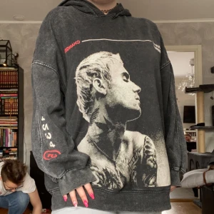 oversized hoodie🪬 - säljer denna oversized hoodien från H&M med justin bieber-motiv:) den är stl XL men köpt på plus size avdelningen så den är större än en vanlig XL, har använt den en del men den är ändå i fint skick:)