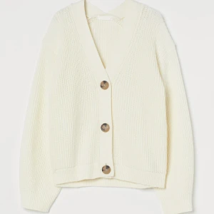 Stickad tröja från hm  - Säljer en stickad tröja då den inte kommer till användning , otroligt bra skick, endast använd 2-3 ggr, I storlek XS men skulle mer säga att den är som en S, om ej priset passar så kan vi nog komma överens om ett pris, Köparen står för frakt! 