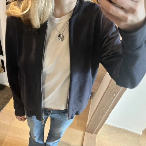 Bomberjacka  - Snygg blå bomberjacka i storlek M, mycket bra skick! Köparen står för frakten!