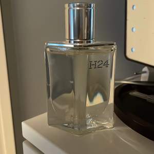 Hermes h24 50ml, perfekt parfym för sommaren och våren!   Säljer den pga har en till flaska 