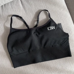 Sportbehå från ICIW - Nyskick storlek M från Icaniwill. Liten i storlek skulle jag vilja säga är en M men är lite för tajt för mig. Köpare står för frakt🌟