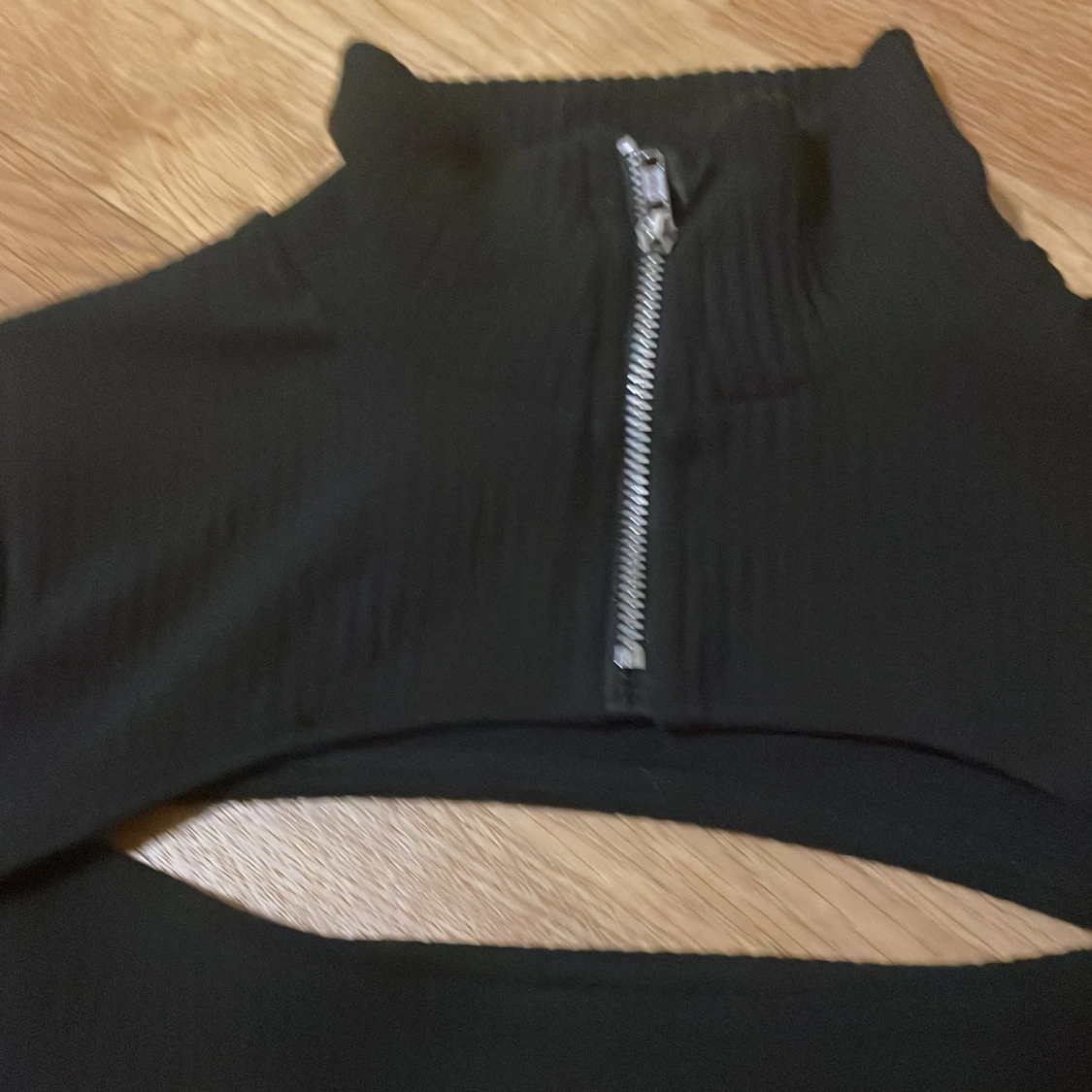 Croptop med cutouts - 90