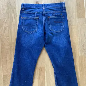Säljer dessa lågmidjade botcut jeans pgr av att de är lite försmå💗de är köpta på secondhand men är i ett mycket bra skick💓stl 27/32