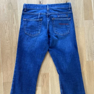 Lågmidjade votcut jeans - Säljer dessa lågmidjade botcut jeans pgr av att de är lite försmå💗de är köpta på secondhand men är i ett mycket bra skick💓stl 27/32