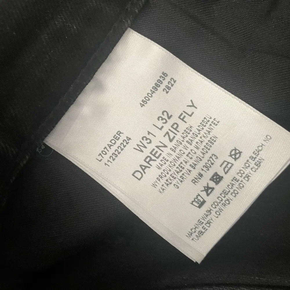 Ett par jeans från Lee i modellen daren zip fly. De är i storlek 31/32 men är uppsydda cirka 3cm (med originalmudden kvar), passar mig som är 186. Ny pris var 1199. Använda endast 2 gånger. Jeans & Byxor.