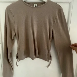 Beigetröja - Knytning på båda sidorna för välja längd, aldrig använd, 