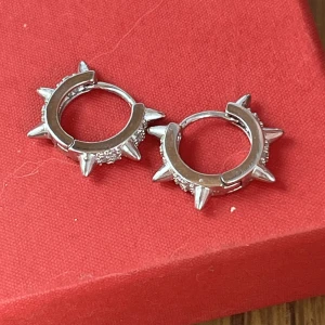 silvriga nitörhängen - supersöta nitörhängen med små ”glitter” stenar typ, köpta utomlands för ca 150kr och säljer nu för 70kr betalning sker endast via swish 