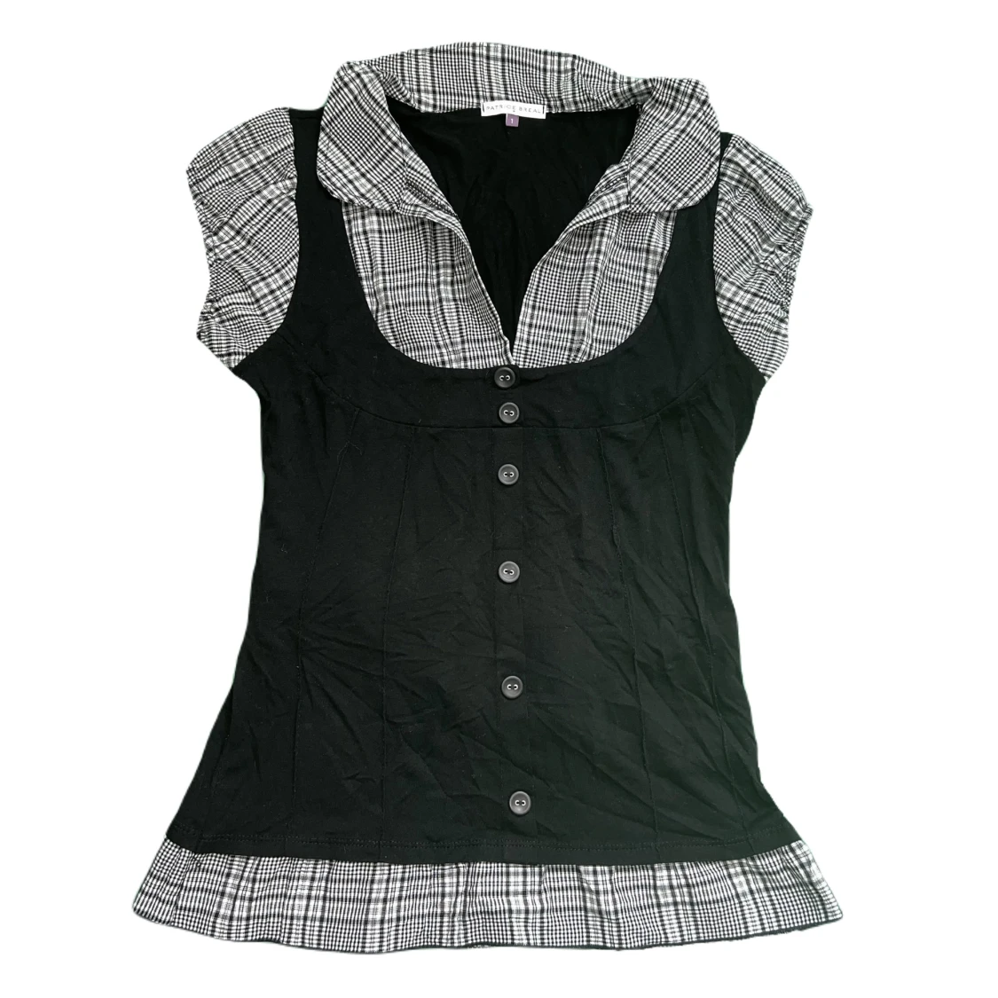 Rutig topp med svart västdetalj